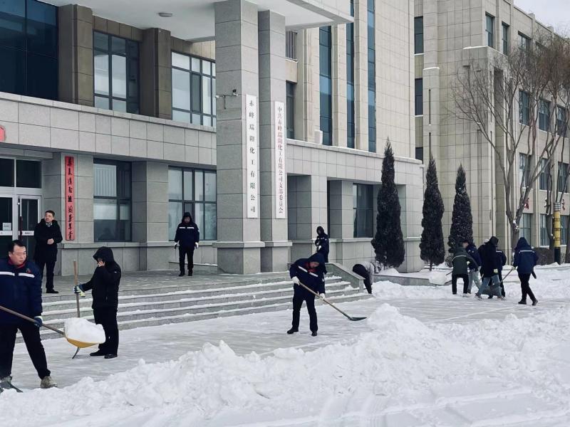 不畏嚴(yán)寒，除雪保安全出行